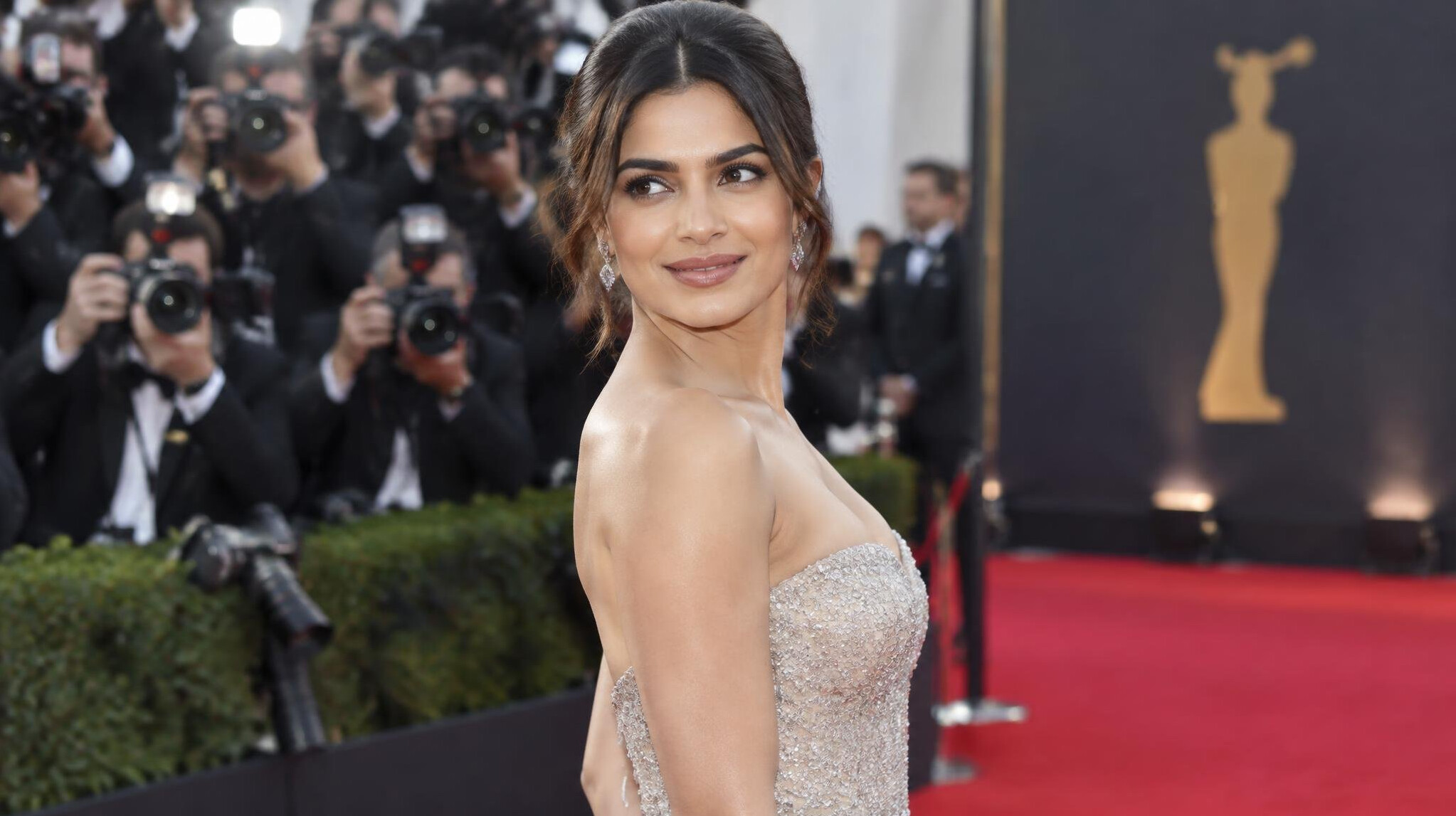 celebrity walking red carpet